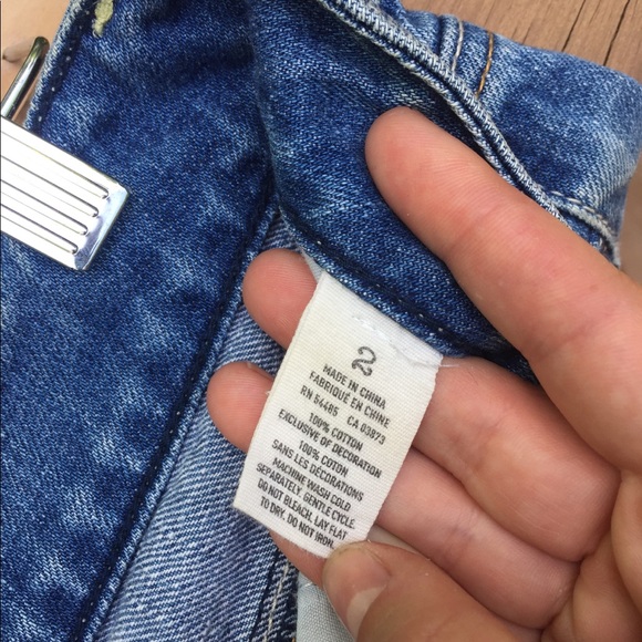 American Eagle Frayed medium wash shorts - Picture 4 of 4